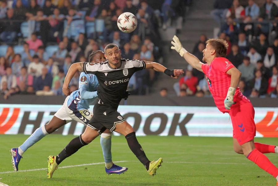 Ionuț Radu (dreapta) în Celta Vigo - PAOK // FOTO: Imago Images Ionuț Radu candidează pentru „Jucătorul Sezonului” la Celta » Ce loc ocupă acum în topul preferințelor fanilor