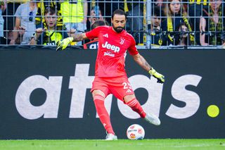 A jucat doar șase meciuri în 9 ani, dar și-a prelungit contractul cu Juventus