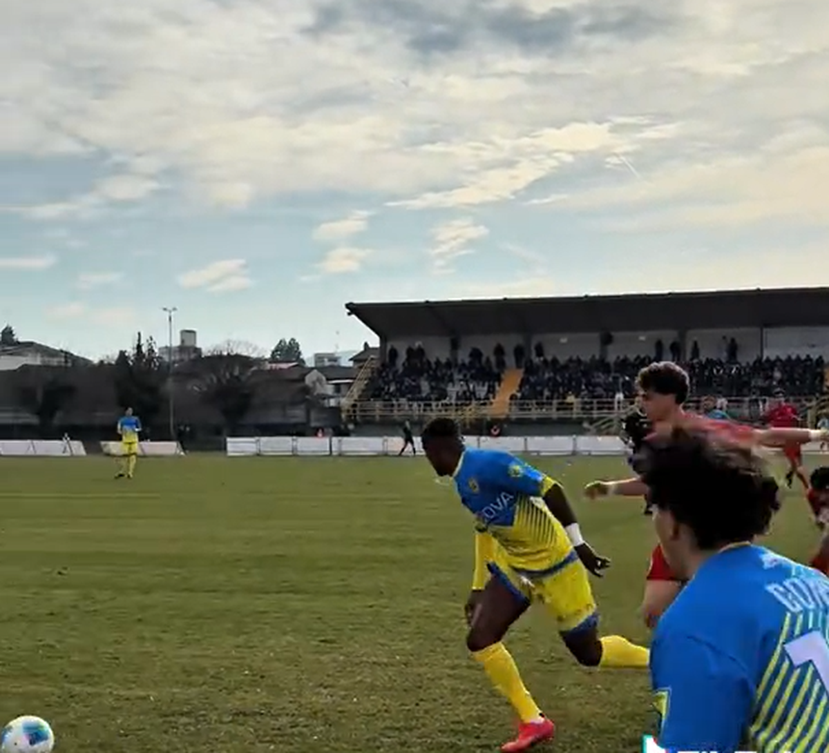 De la Bayern și Juventus, în Serie D! Douglas Costa a evoluat pe un stadion de 750 de locuri