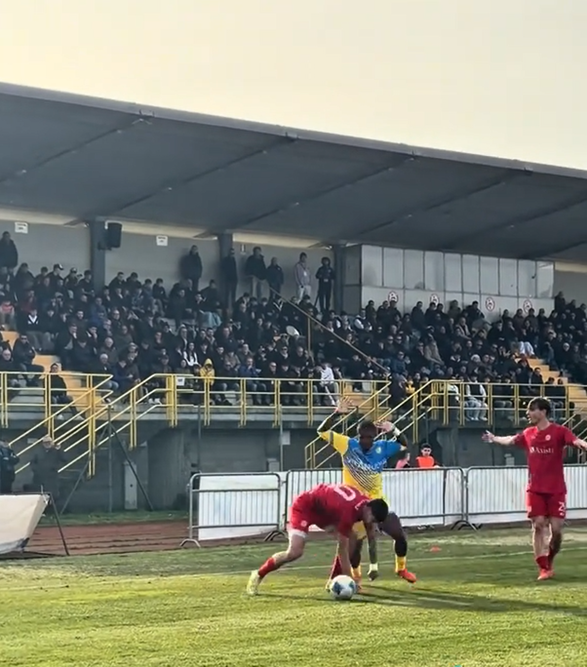 De la Bayern și Juventus, în Serie D! Douglas Costa a evoluat pe un stadion de 750 de locuri