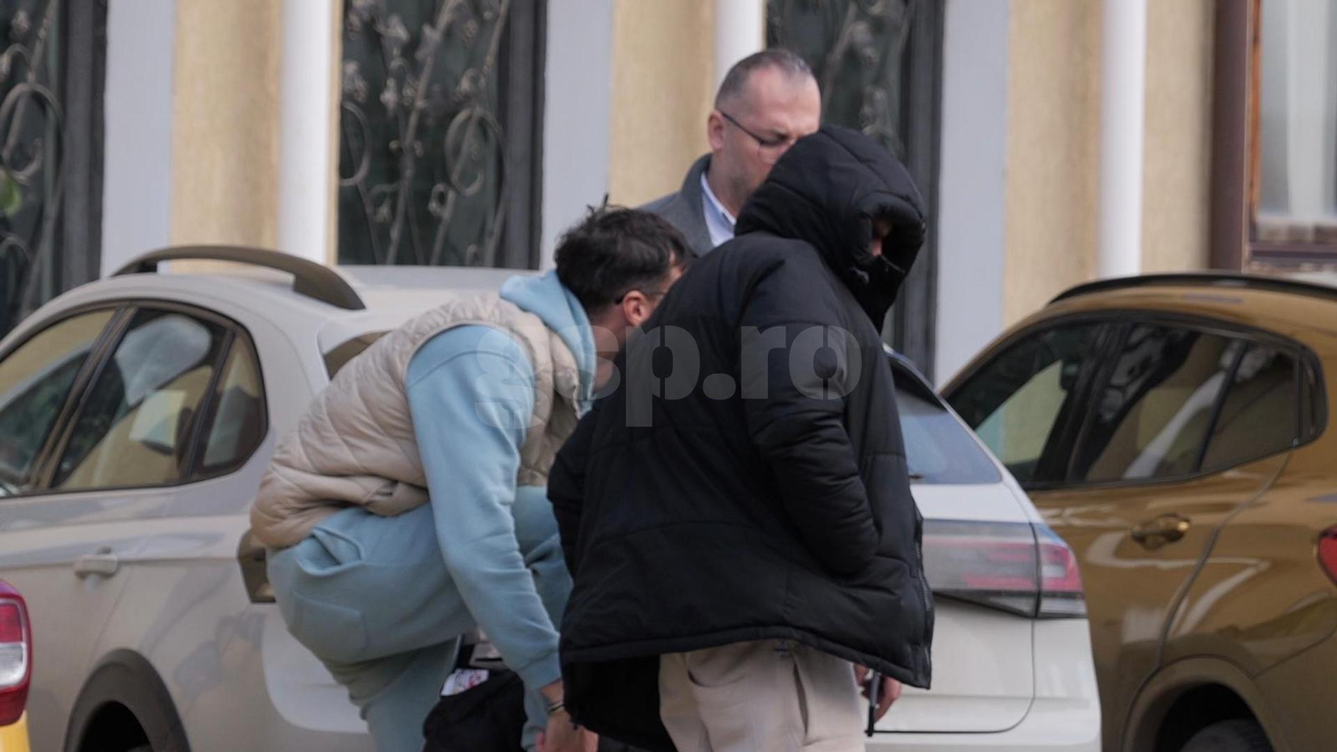 Gabi Matei încătușat și cu gluga trasă pe cap, escortat la Parchetul Ploiești pentru audieri dosar meciuri trucate CS Păulești | sursa foto: Gazeta Sporturilor Gabi Matei încătușat și cu gluga trasă pe cap, escortat la Parchetul Ploiești pentru audieri dosar meciuri trucate CS Păulești | sursa foto: Gazeta Sporturilor