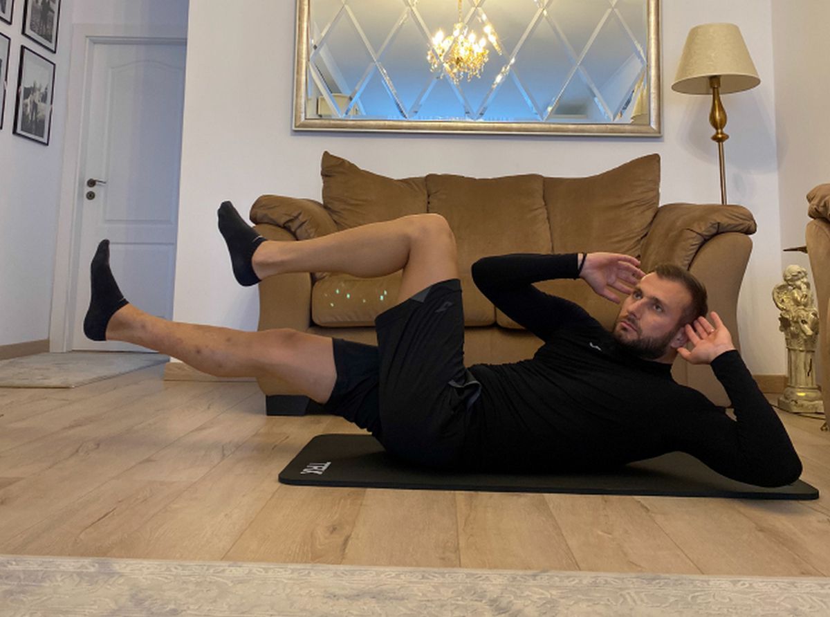 VIDEO Cristian Dragotă, preparatorul fizic al campioanei CFR, exemplifică exerciții de făcut în izolare: „Vă puteți antrena și acasă, vă arăt eu cum!”