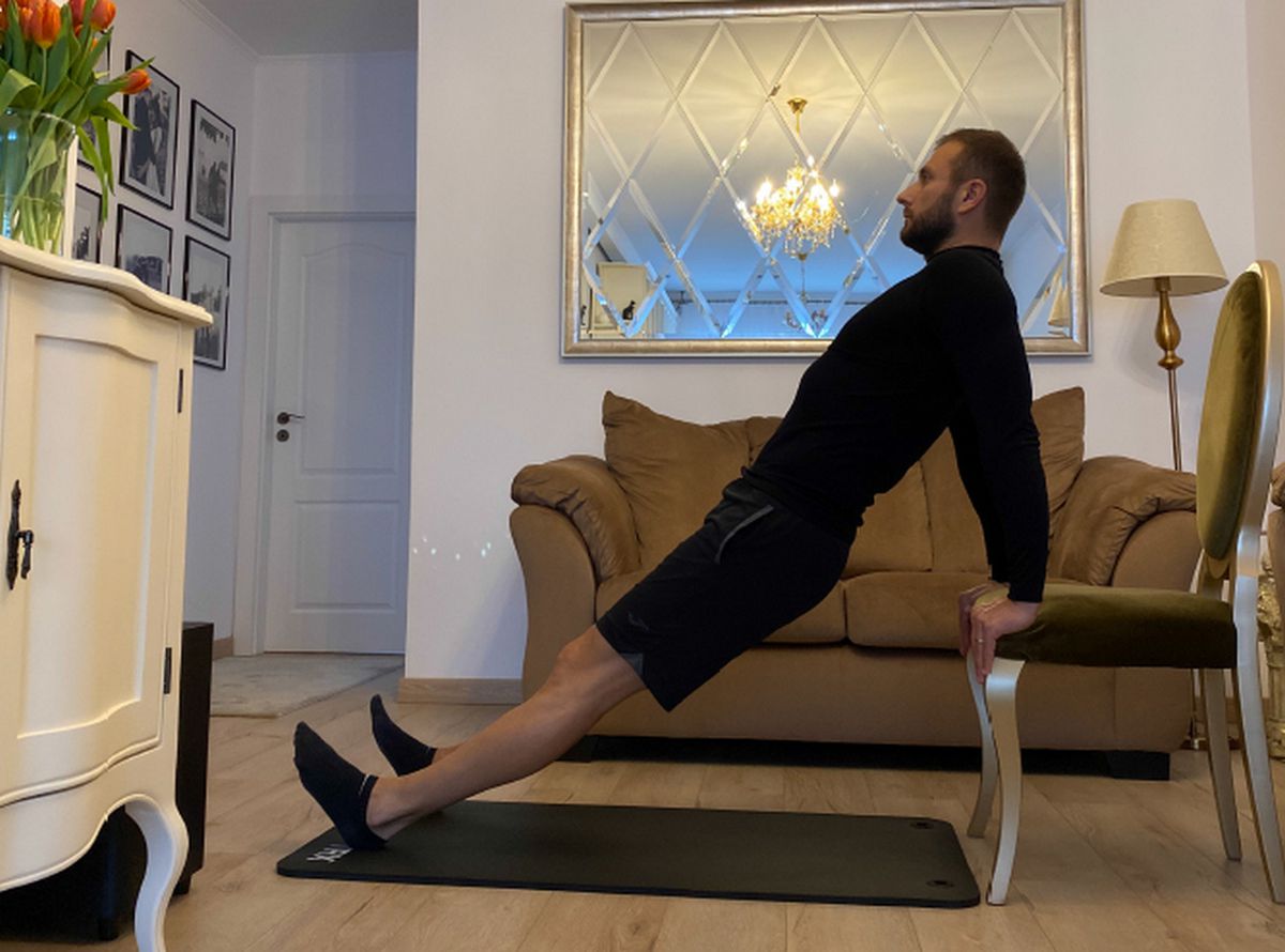 VIDEO Cristian Dragotă, preparatorul fizic al campioanei CFR, exemplifică exerciții de făcut în izolare: „Vă puteți antrena și acasă, vă arăt eu cum!”