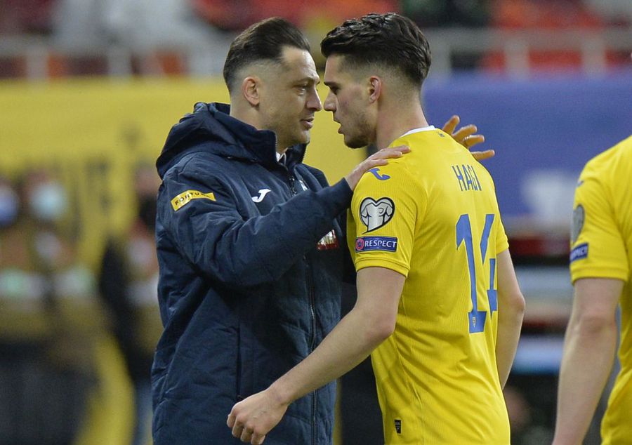 Mirel Rădoi și Ianis Hagi, după golul de 3-2 cu Macedonia de Nord Rădoi, discipolul lui Bielsa
