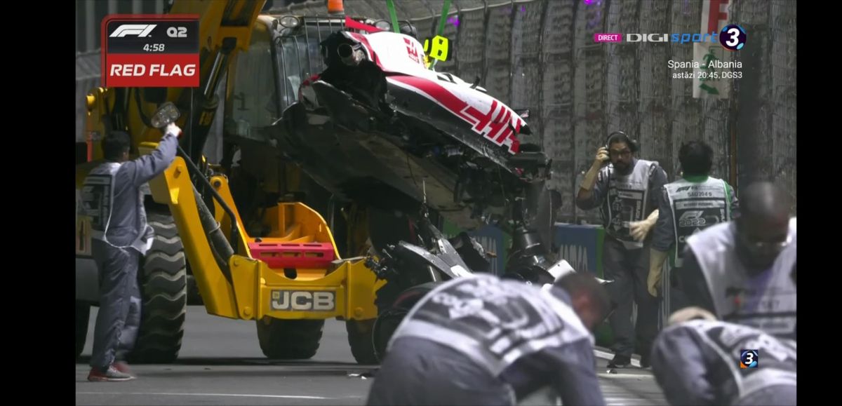 Mick Schumacher, accident teribil în calificările Marelui Premiu al Arabiei Saudite // Foto: Capturi DigiSport + Imago