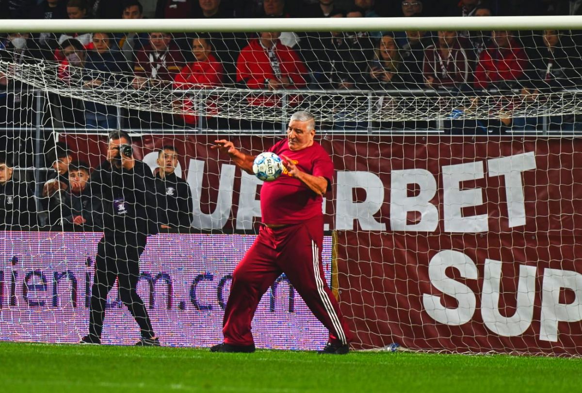 Rică Răducanu, emoționat de evenimentele din Giulești: „Mor de drag să stau cu lumea. Ce să faci acasă, singur?”