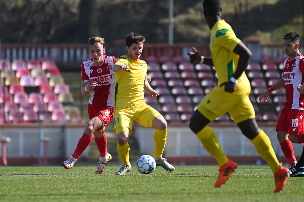 Dinamo, victorie în zece oameni în amicalul cu Zimbru » Eșanu a fost eliminat în finalul primei reprize