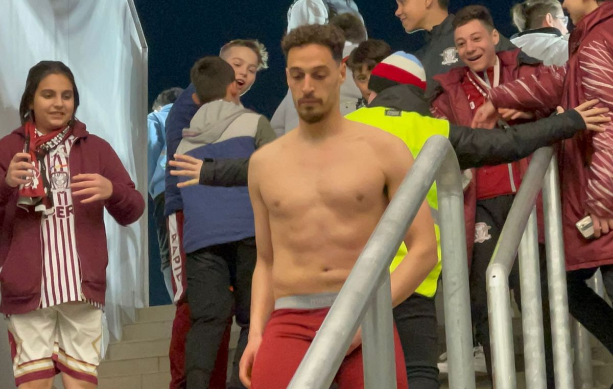 Marzouk, dezbrăcat la final de fanii Rapidului » Imaginile serii în Giulești