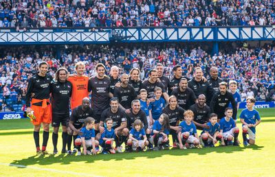 Gică Hagi, show pe „Ibrox” » Lovitură liberă magistrală în meciul legendelor: Rangers vs restul lumii