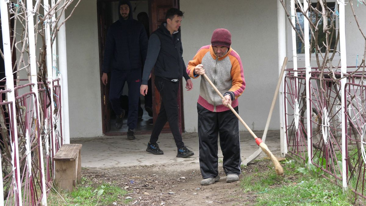 Antrenorul care l-a descoperit pe Budescu a făcut infarct de trei ori! „Dacă ești fotbalist, joci și printre căcăreze!”