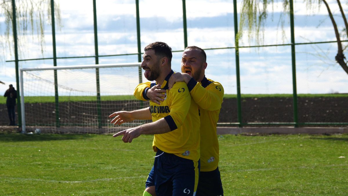 Antrenorul care l-a descoperit pe Budescu a făcut infarct de trei ori! „Dacă ești fotbalist, joci și printre căcăreze!”