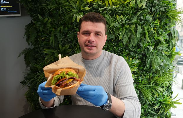 N-a vrut să mai audă de fotbal și s-a apucat de făcut burgeri pe Calea Victoriei! „Vedeta e cu dulceață de ceapă, brânză brie și trufe”