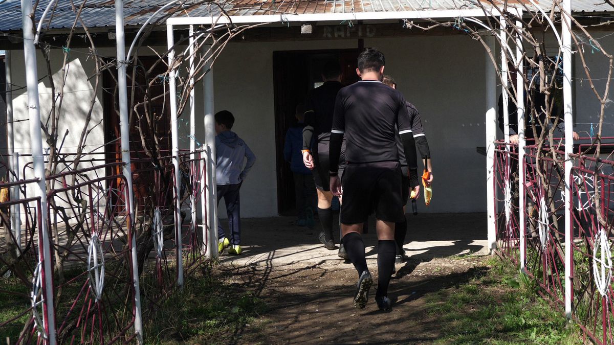 Antrenorul care l-a descoperit pe Budescu a făcut infarct de trei ori! „Dacă ești fotbalist, joci și printre căcăreze!”