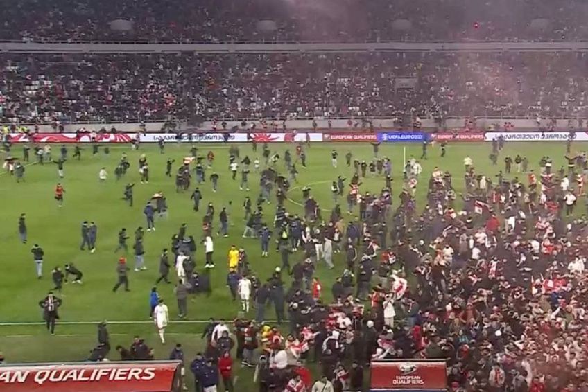 Momentul în care fanii au intrat pe teren după Georgia - Grecia