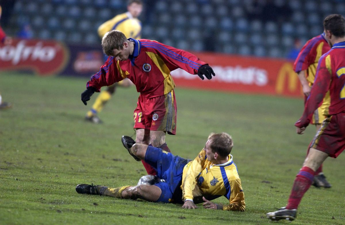 Imagini de la amicalul România - Ucraina 4-1 din 2002: ipostaze old-school în mocirla de la Constanța