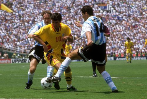 Hagi, trecând printre Simeone și Sensini în România - Argentina 3-2 la CM 1994 Foto: Imago
