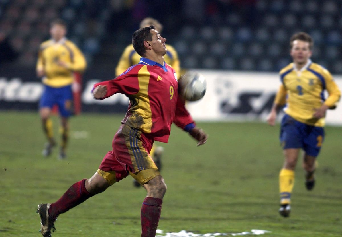 Imagini de la amicalul România - Ucraina 4-1 din 2002: ipostaze old-school în mocirla de la Constanța