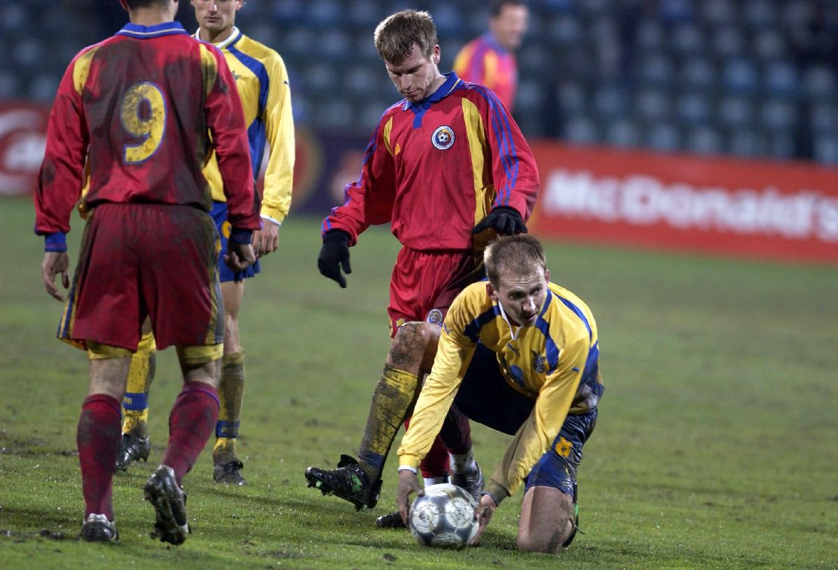 Imagini de la amicalul România - Ucraina 4-1 din 2002: ipostaze old-school în mocirla de la Constanța