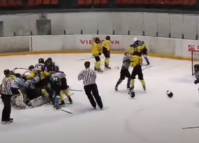 Imagini cu puternic impact emoțional » Copiii de 15 ani s-au lovit cu sălbăticie pe Patinoarul Olimpic din Brașov