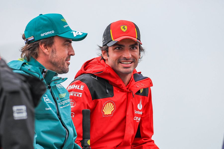 Fernando Alonso și Carlos Sainz // FOTO: Imago Fernando Alonso despre neputința de la Aston Martin: „Mașina noastră moare în virajele lente”