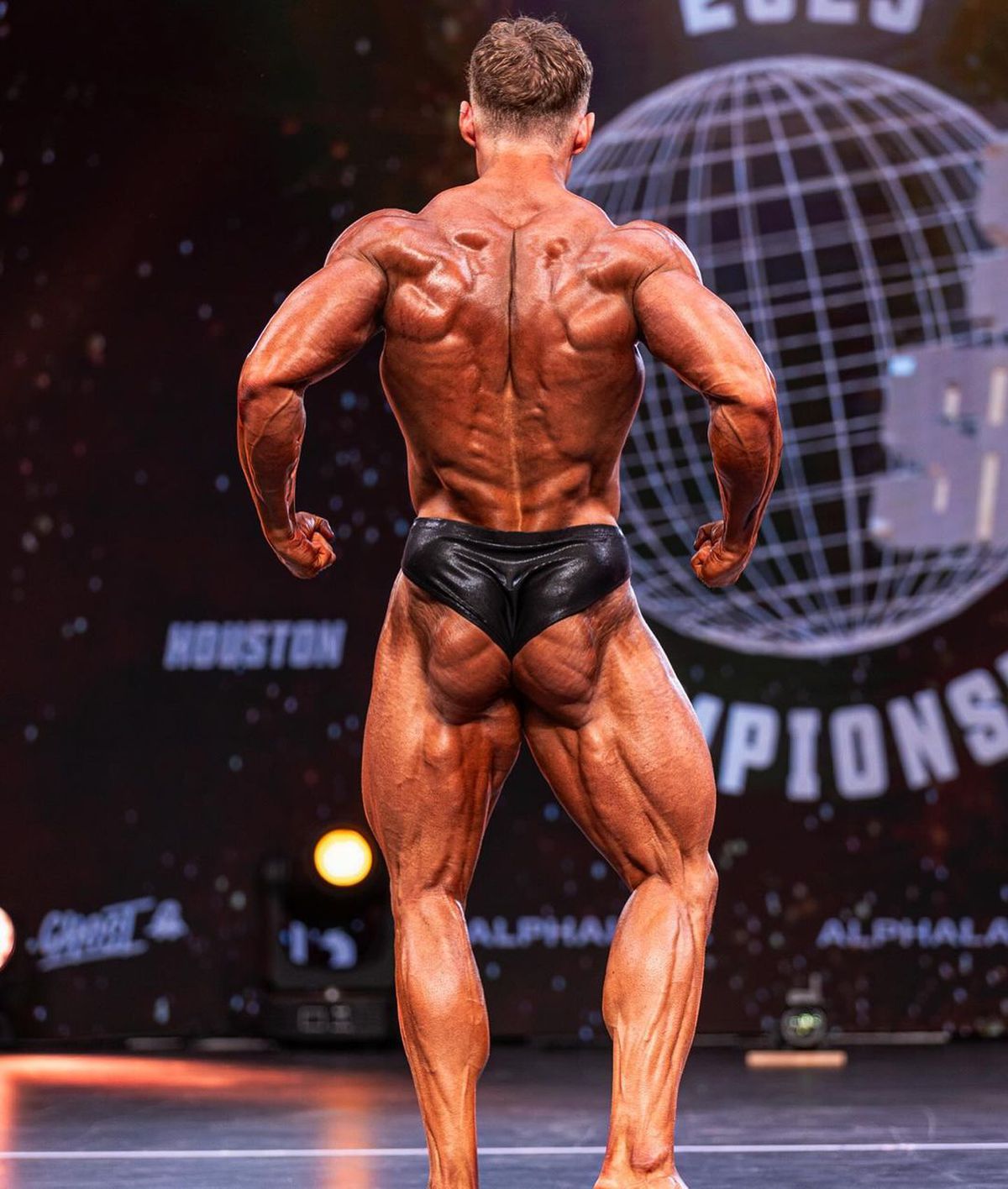 La doar 19 ani, i-a doborât lui Arnold Schwarzenegger recordul vechi de 57 de ani!