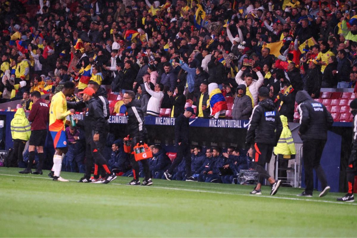 „Tricolorii”, victorie cu 7-0 în prima partidă de pregătire dinaintea Campionatului European » Denis Alibec a marcat din „foarfecă”