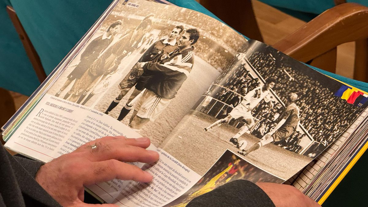 Gică Hagi și-a lansat cartea autobiografică: „Am iubit mingea. După aceea, familia!” » Lucescu a stârnit hohote de râs în Aula de la ASE: „Când a sărit la ăla, știi cum a zburat în cameră?”