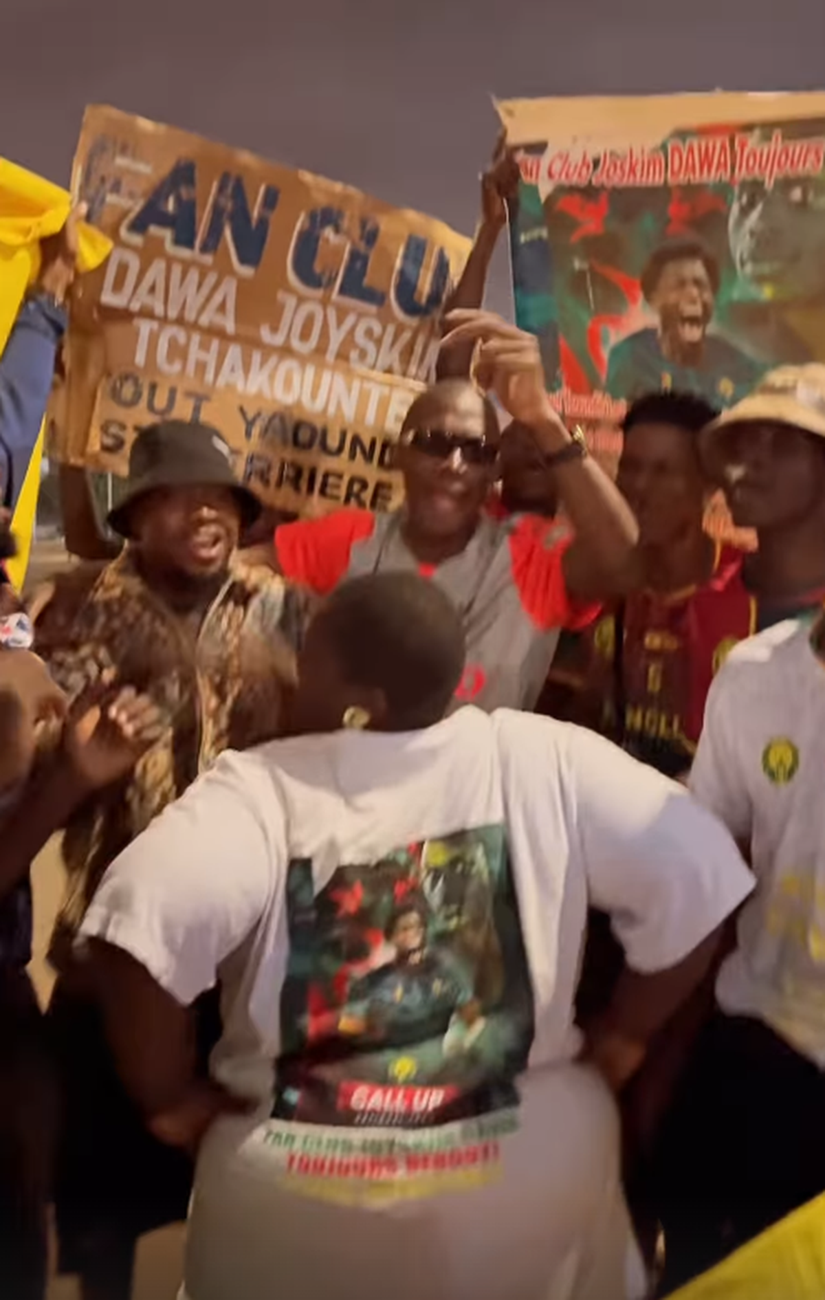 „Dawa eee” » Imagini colosale cu fundașul de la FCSB printre fanii din Africa