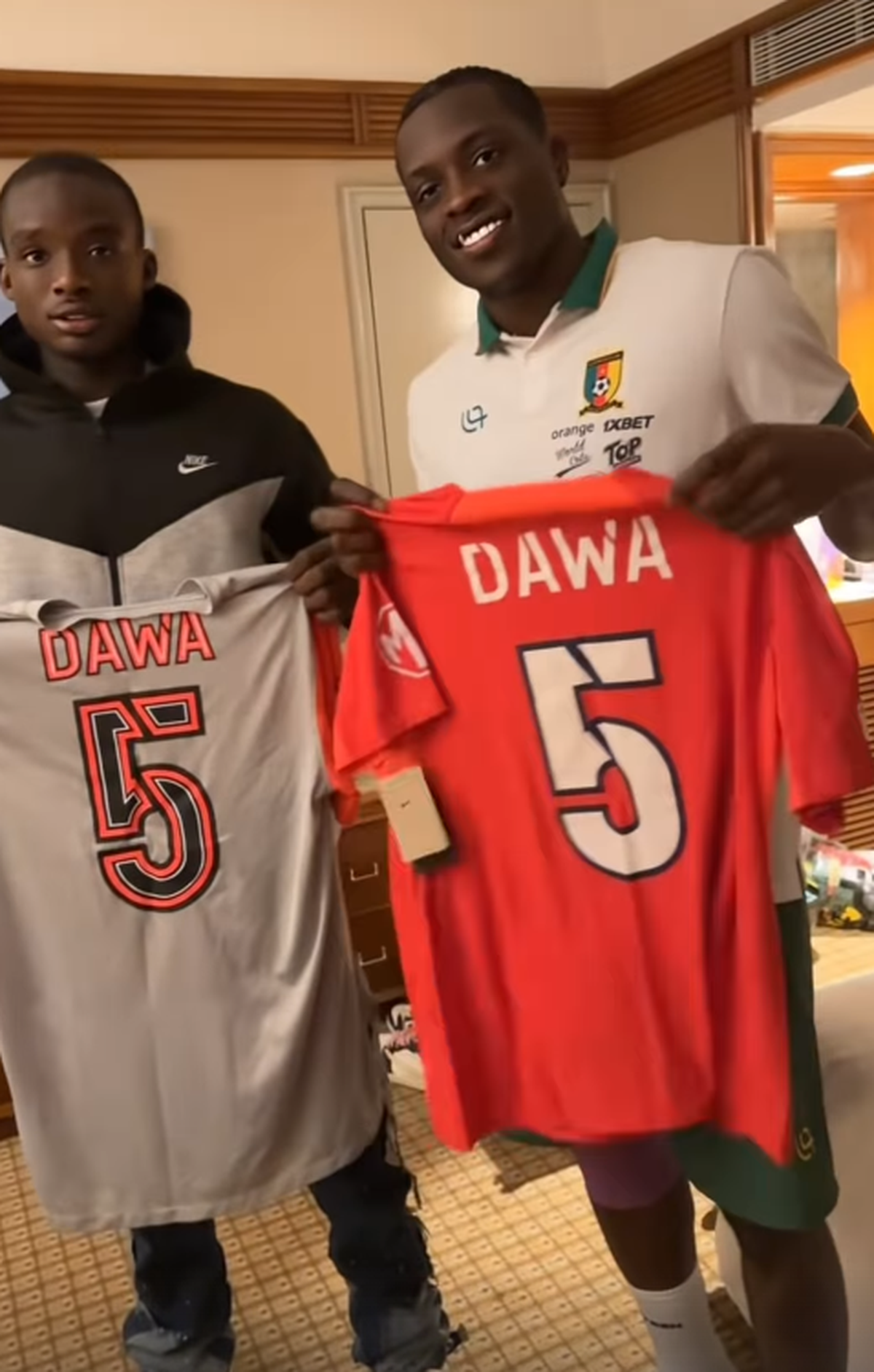 „Dawa eee” » Imagini colosale cu fundașul de la FCSB printre fanii din Africa