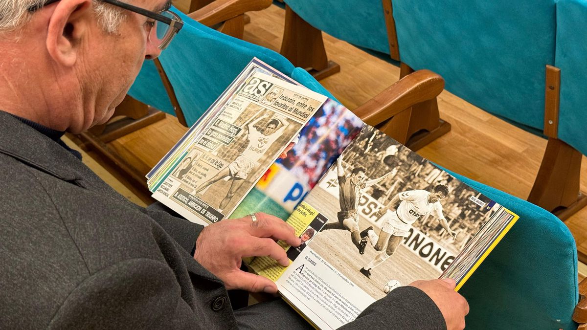 Gică Hagi și-a lansat cartea autobiografică: „Am iubit mingea. După aceea, familia!” » Lucescu a stârnit hohote de râs în Aula de la ASE: „Când a sărit la ăla, știi cum a zburat în cameră?”