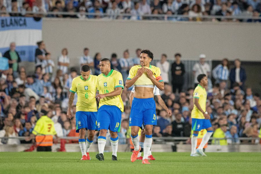 Statuile braziliene ale deznădejdii la Buenos Aires, în frunte cu căpitanul Marquinhos / Foto: Imago Ironii după Superclasico: „Ei au vorbit, noi i-am învățat fotbal. Minut de reculegere pentru o Brazilie moartă!”