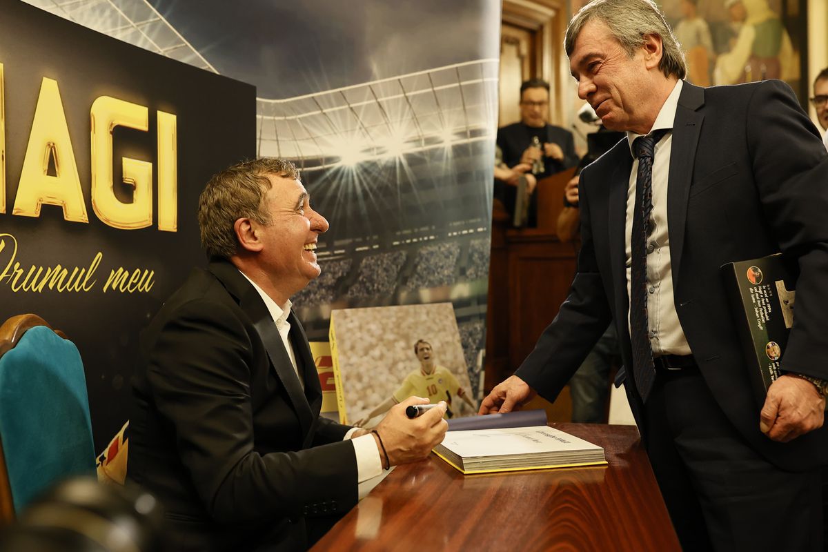 Gică Hagi și-a lansat cartea autobiografică: „Am iubit mingea. După aceea, familia!” » Lucescu a stârnit hohote de râs în Aula de la ASE: „Când a sărit la ăla, știi cum a zburat în cameră?”