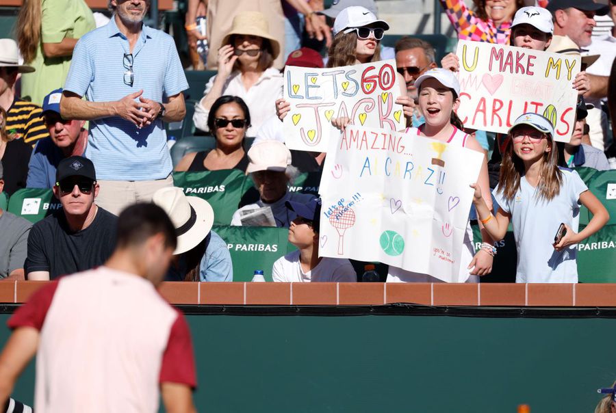 Carlos Alcaraz susținut de public la Indian Wells Foto: Imago Images Ce se întâmplă cu Carlos Alcaraz? » Două nume importante analizează deruta cvadruplului campion de Grand Slam