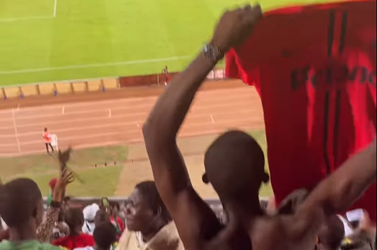 „Dawa eee” » Imagini colosale cu fundașul de la FCSB printre fanii din Africa