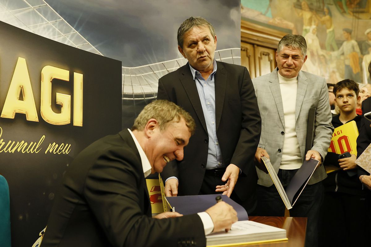 Gică Hagi și-a lansat cartea autobiografică: „Am iubit mingea. După aceea, familia!” » Lucescu a stârnit hohote de râs în Aula de la ASE: „Când a sărit la ăla, știi cum a zburat în cameră?”