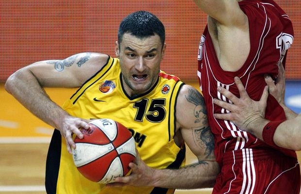 „Un băiat să vină cu adidași roz cu pietricele? Nu se poate, sunt culori feminine, le scot asta din cap!” » Declarație care a stârnit controverse în Serbia: