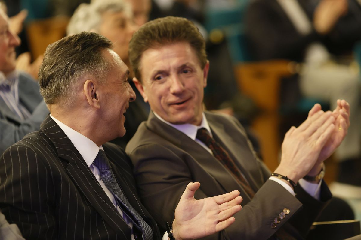 Gică Hagi și-a lansat cartea autobiografică: „Am iubit mingea. După aceea, familia!” » Lucescu a stârnit hohote de râs în Aula de la ASE: „Când a sărit la ăla, știi cum a zburat în cameră?”