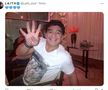 Diego Maradona indicând numărul de goluri pe care le-a înscris Argentina