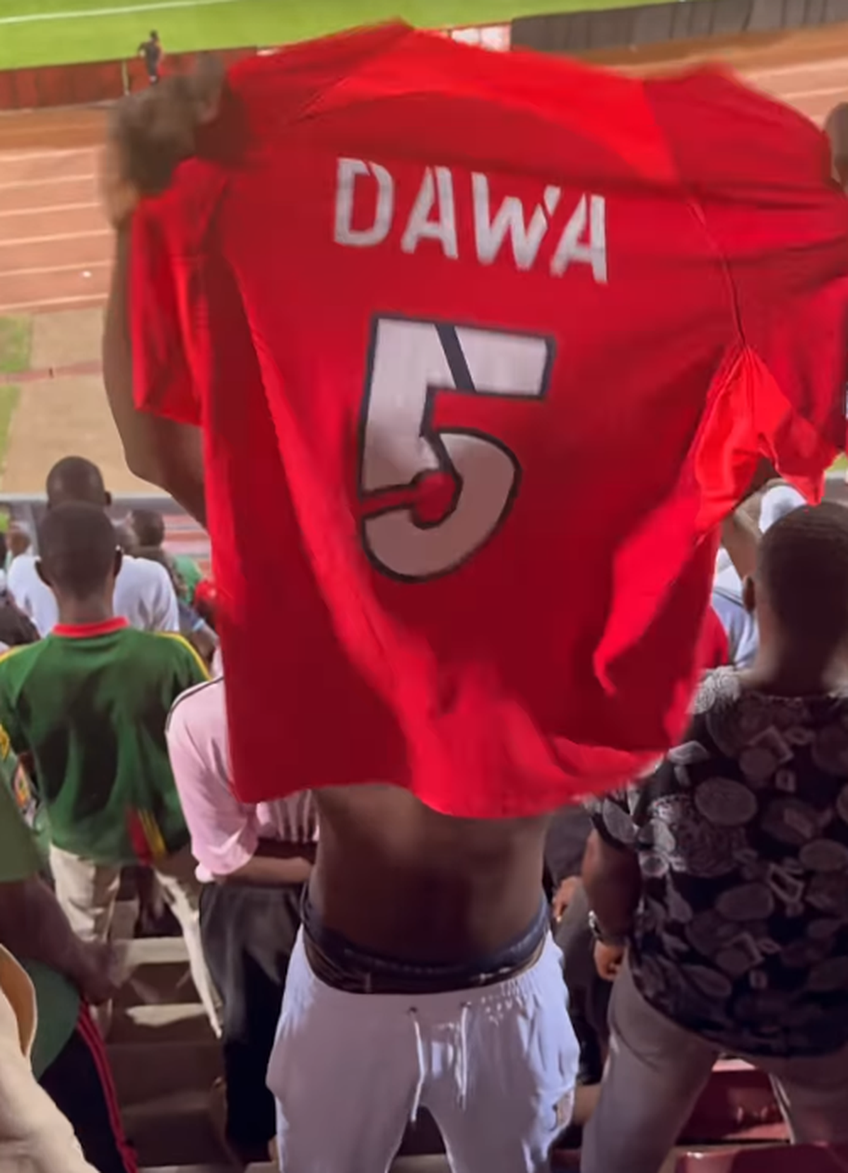 „Dawa eee” » Imagini colosale cu fundașul de la FCSB printre fanii din Africa