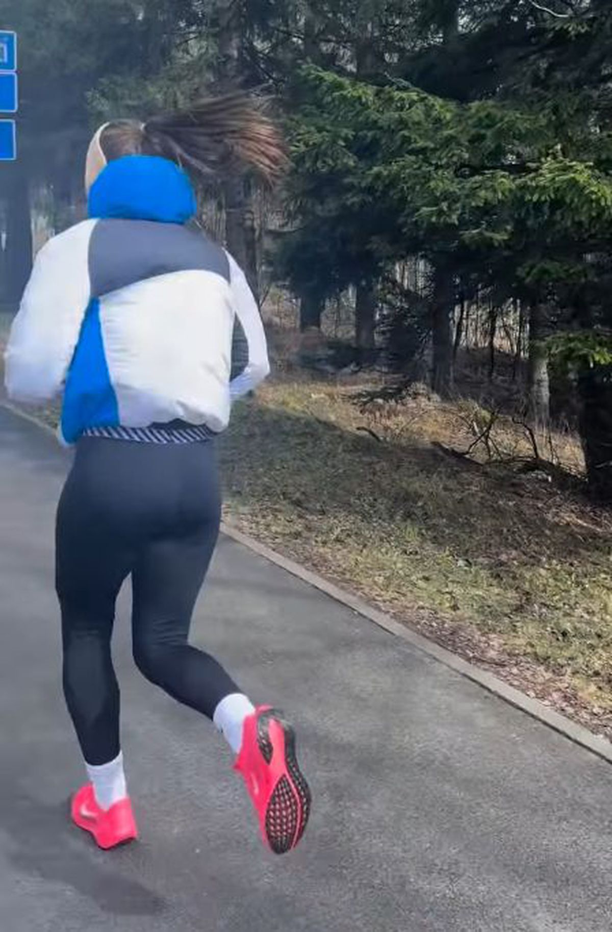 Simona Halep s-a filmat pe străzile din Poiana Brașov și a publicat imaginile pe Internet » Meciul pentru care se pregătește