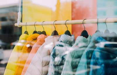 De la rebel la rafinat: călătoria stilistică între geaca de piele și sacou