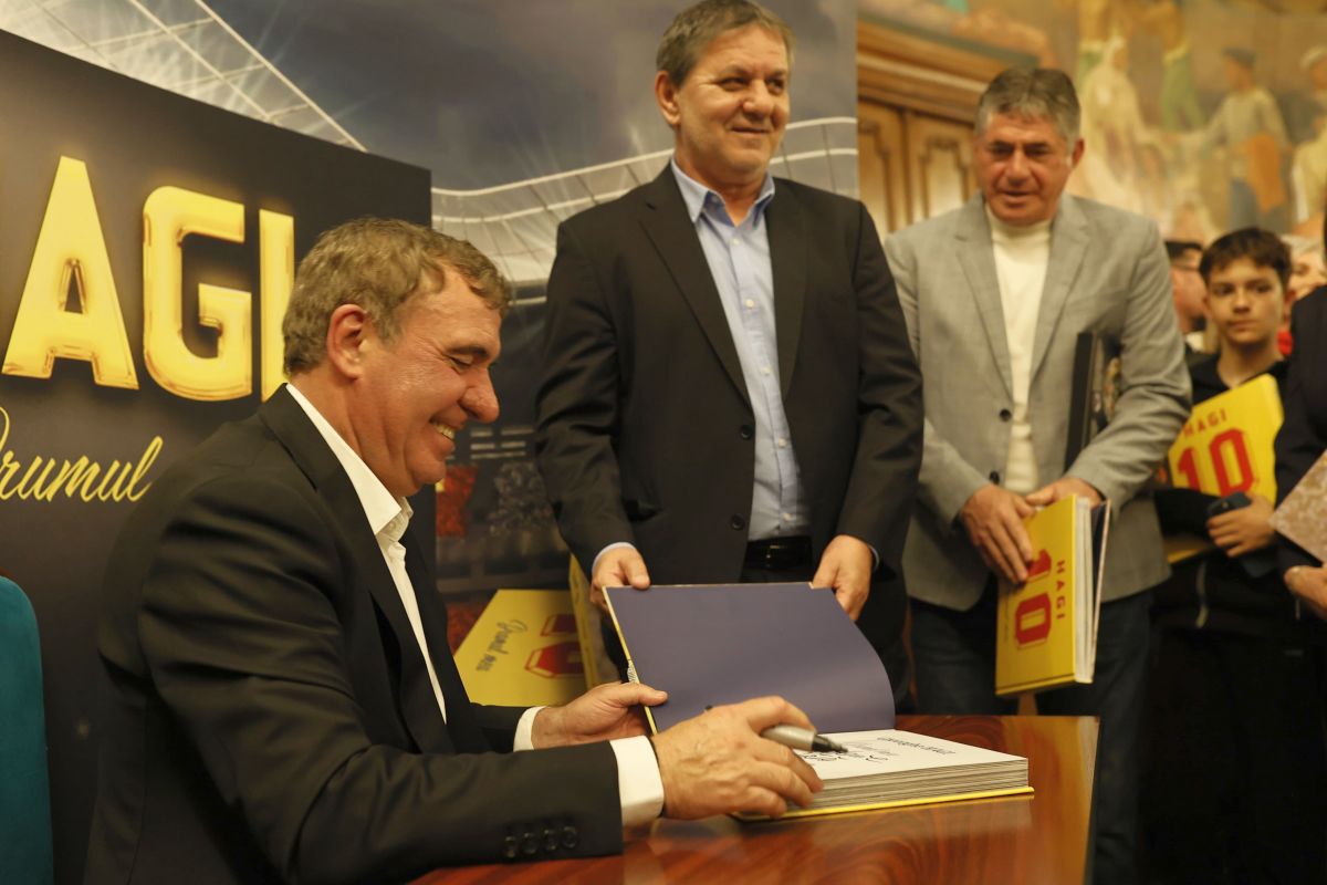 Gică Hagi și-a lansat cartea autobiografică: „Am iubit mingea. După aceea, familia!” » Lucescu a stârnit hohote de râs în Aula de la ASE: „Când a sărit la ăla, știi cum a zburat în cameră?”