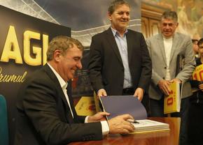 Gică Hagi și-a lansat cartea autobiografică: „Am iubit mingea. După aceea, familia!” » Lucescu a stârnit hohote de râs în Aula de la ASE: „Când a sărit la ăla, știi cum a zburat în cameră?”