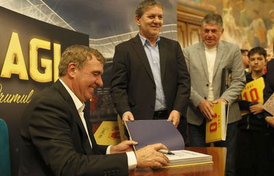 Gică Hagi și-a lansat cartea autobiografică: „Am iubit mingea. După aceea, familia!” » Lucescu a stârnit hohote de râs în Aula de la ASE: „Când a sărit la ăla, știi cum a zburat în cameră?”