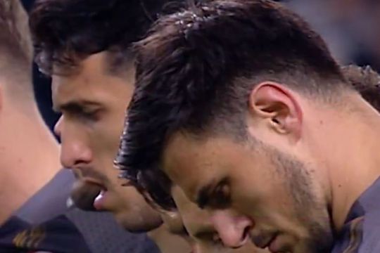 Marți, în minutul 59 al meciului dintre Macedonia de Nord și Țara Galilor, scor 1-1, pe Arena Națională „Todor Proeski”, spectatorii au adus un omagiu emoționant victimelor tragicului incendiu din discoteca din Kocani.
