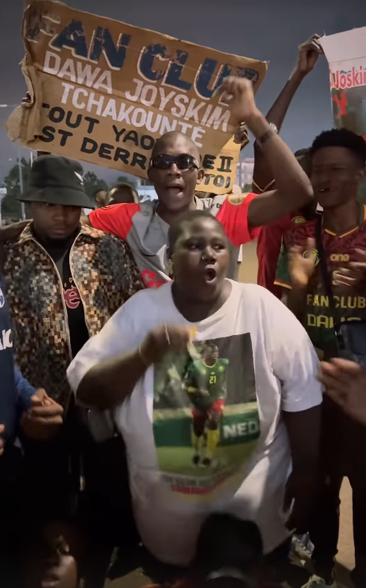 „Dawa eee” » Imagini colosale cu fundașul de la FCSB printre fanii din Africa