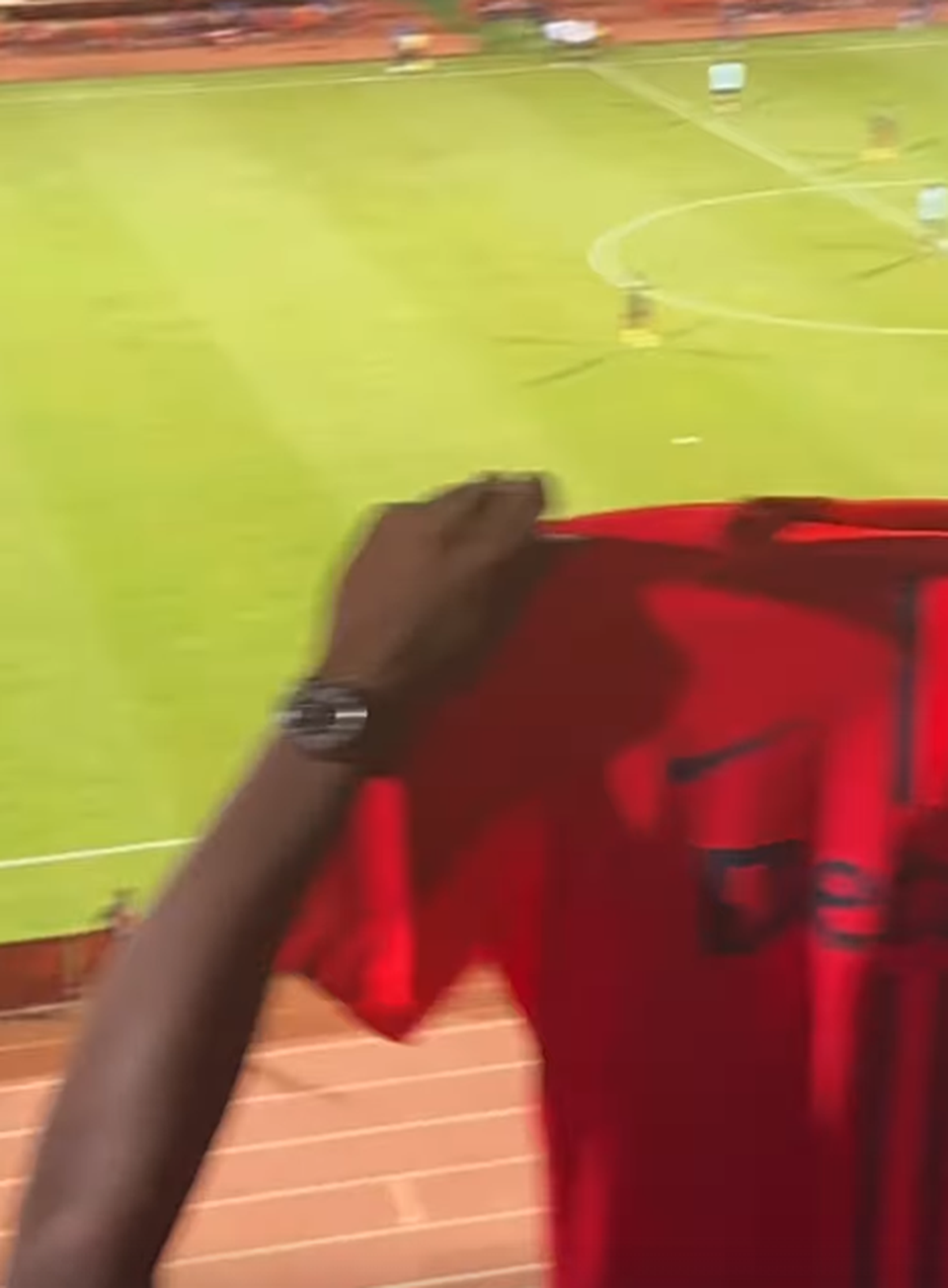 Susținătorii lui Joyskim Dawa au făcut spectacol în Camerun