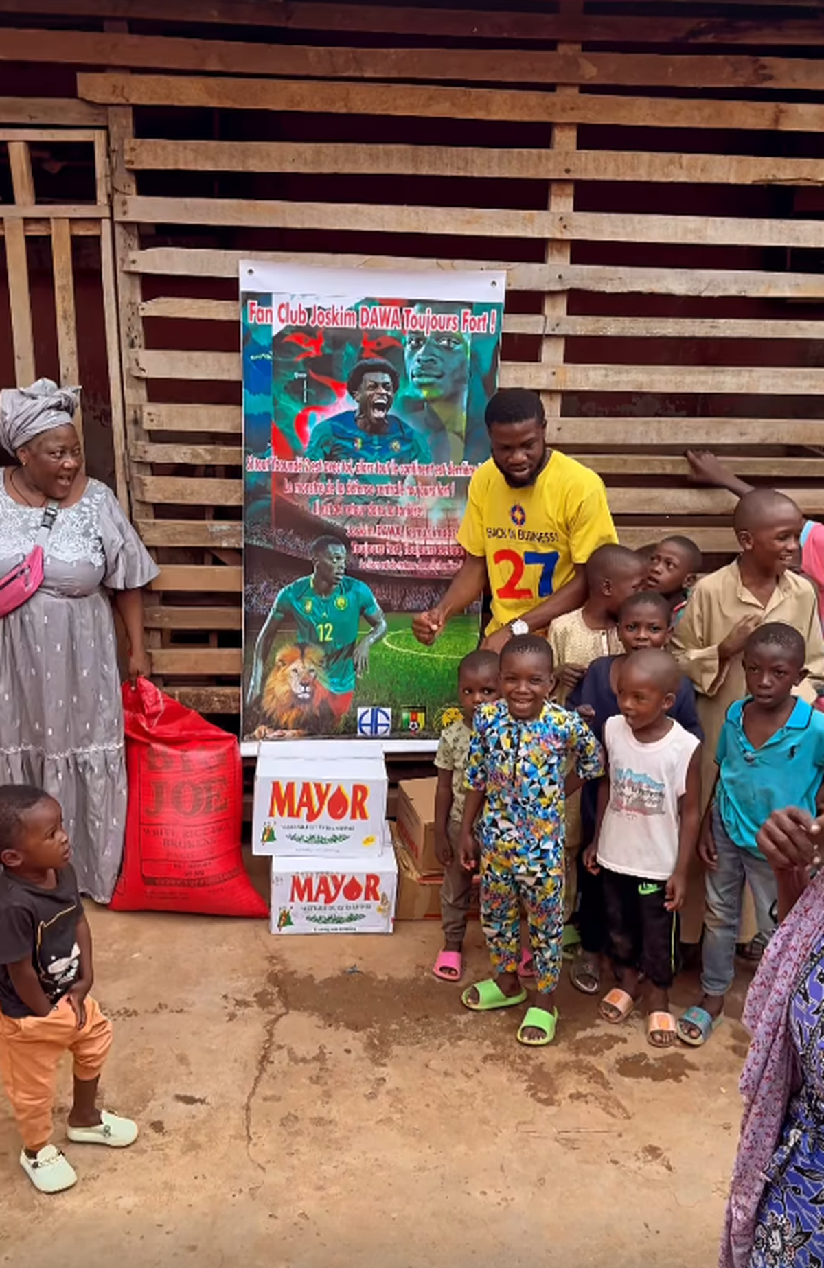 „Dawa eee” » Imagini colosale cu fundașul de la FCSB printre fanii din Africa