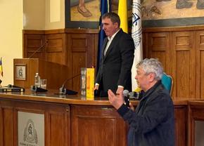 Gică Hagi și-a lansat cartea autobiografică: „Am iubit mingea. După aceea, familia!” » Lucescu a stârnit hohote de râs în Aula de la ASE: „Când a sărit la ăla, știi cum a zburat în cameră?”