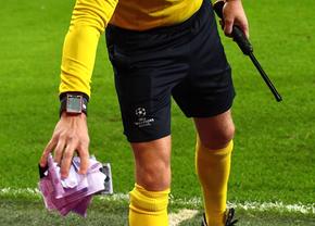 Aveți idee cât câștigă un arbitru în Premier League? Howard Webb a dezvăluit toate salariile